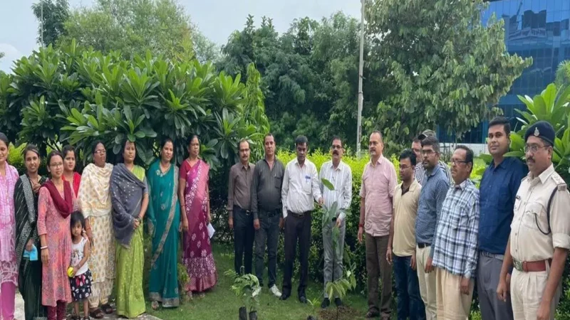 Raipur News: ‘एक पेड़ मां के नाम’ पर जेल मुख्यालय नवा रायपुर में किया गया वृक्षारोपण