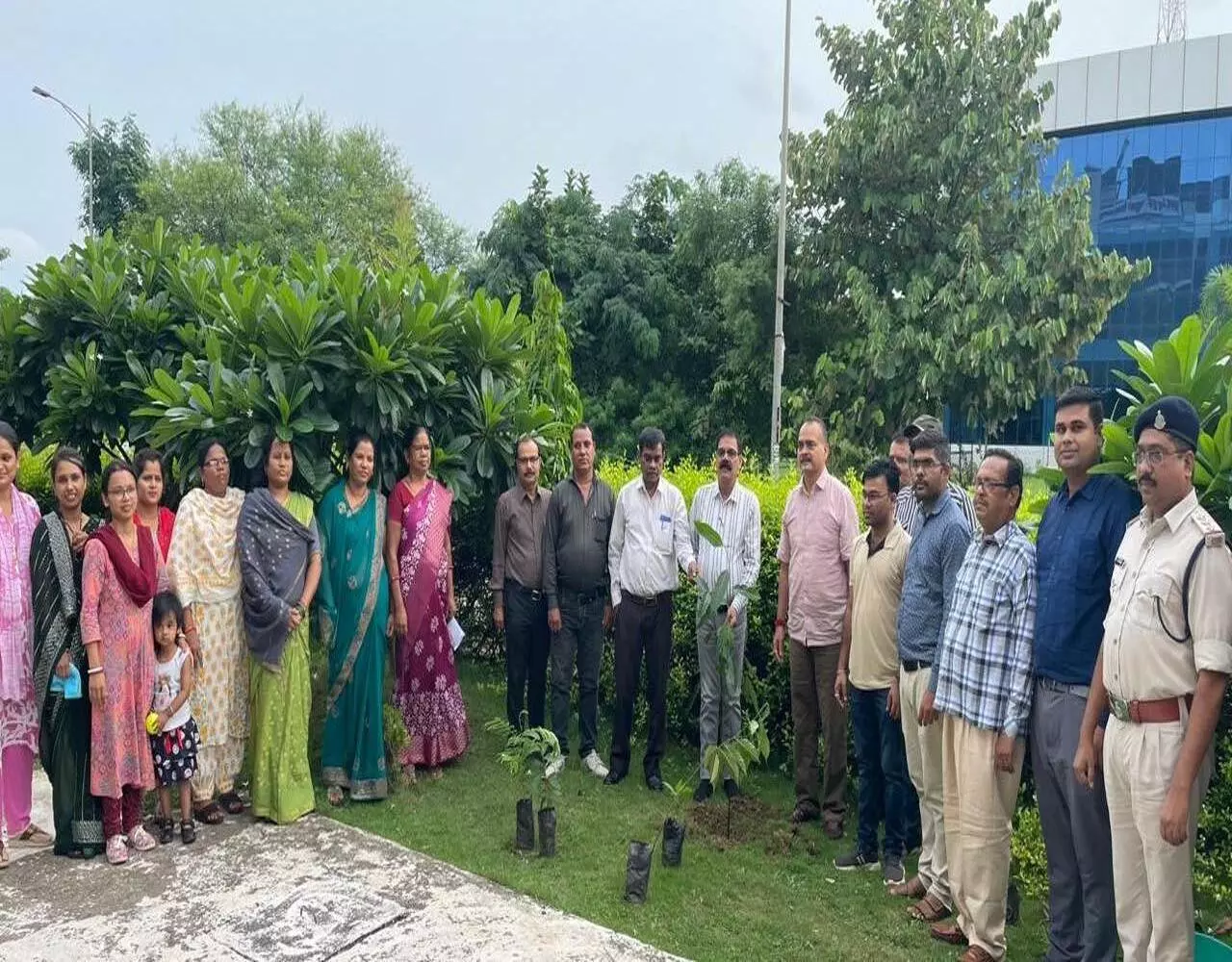 Raipur News: ‘एक पेड़ मां के नाम’ पर जेल मुख्यालय नवा रायपुर में किया गया वृक्षारोपण