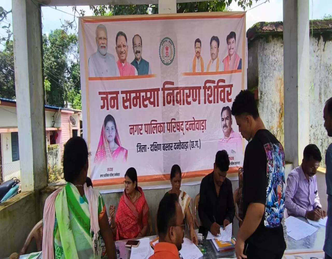 Dantewada News: नगरीय क्षेत्रों में शिविर के माध्यम से मिल रहा समस्याओं का समाधान