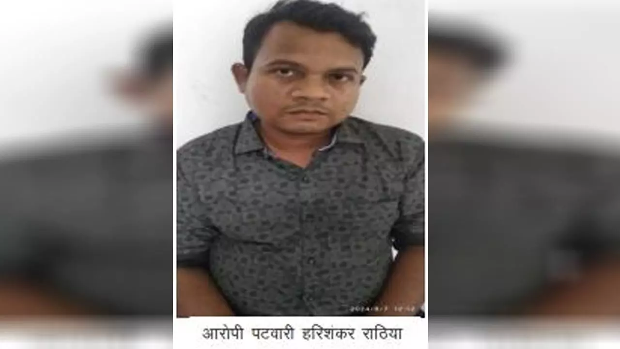 CG Patwari Arrested: घूसखोर पटवारी गिरफ्तार, जमीन के मामले में ग्रामीण से मांगी 25 हजार की रिश्वत, 20 हजार लेते ACB ने पकड़ा…