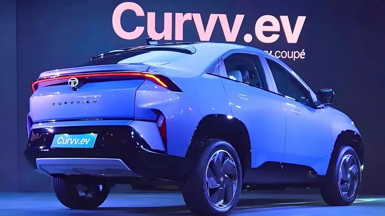 Tata Curvv EV Launched: टाटा ने लॉन्च की अपनी नई इलेक्ट्रिक कार 'टाटा कर्व ईवी', कीमत सिर्फ़ 17.49 लाख से शुरू!…