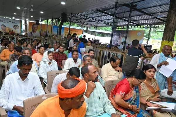 Chhattisgarh News: सीएम विष्‍णुदेव का जनदर्शन: रिमझिम बारिश बीच मुख्यमंत्री से मिलने बड़ी संख्या में पहुंचे लोग