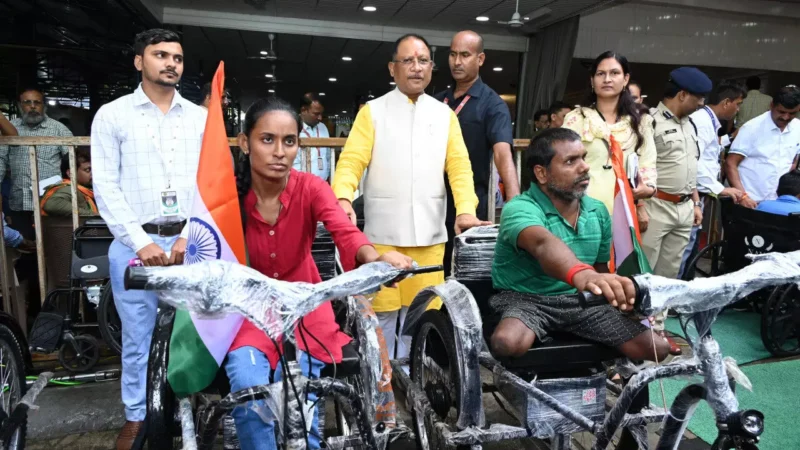 CG News: CM विष्णुदेव साय के हाथों जनदर्शन कार्यक्रम में दिव्यांगों को मिली बैटरी चलित ट्राई साइकिल