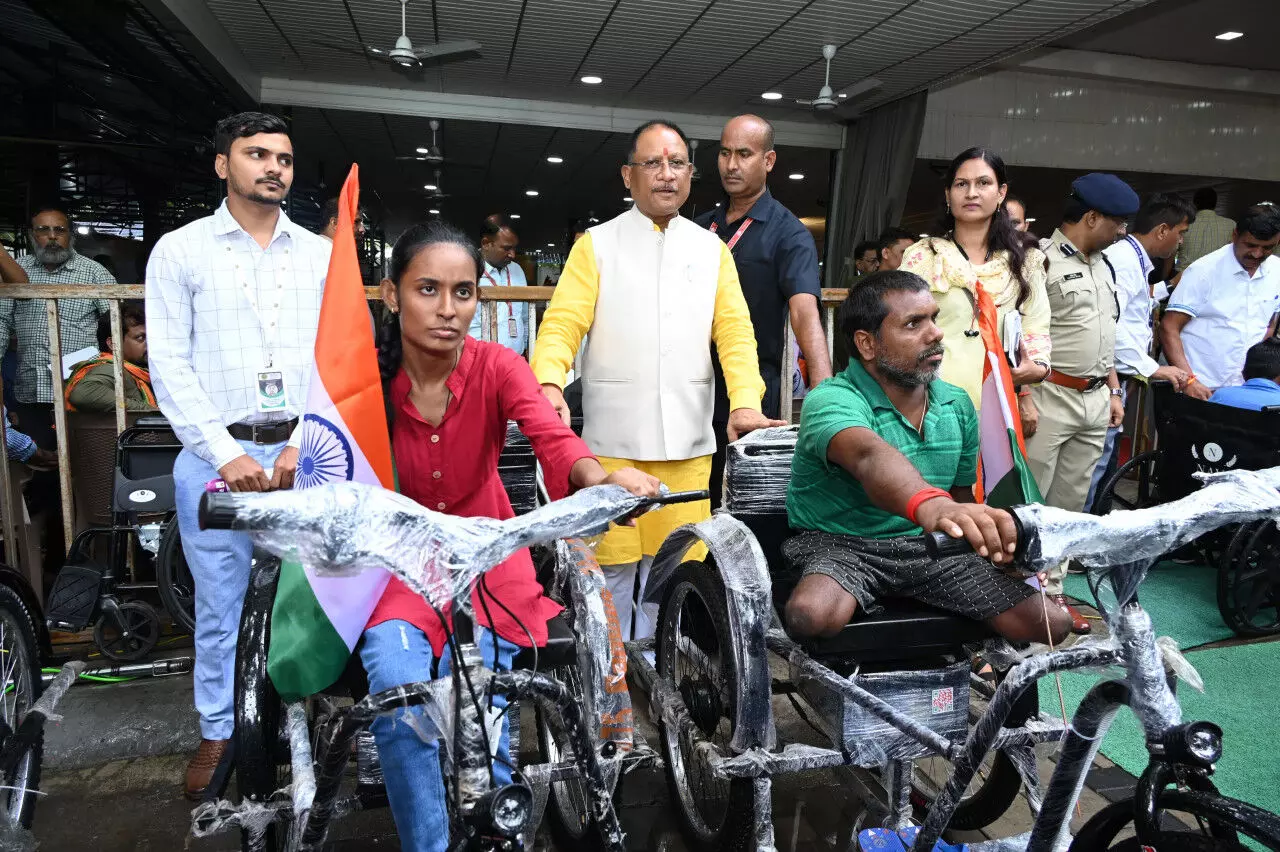 CG News: CM विष्णुदेव साय के हाथों जनदर्शन कार्यक्रम में दिव्यांगों को मिली बैटरी चलित ट्राई साइकिल