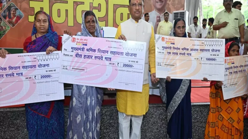 CM Public Darshan: CM विष्णु देव साय ने श्रम विभाग के 12 हितग्राहियों को विभिन्न योजनाओं के तहत चेक सौंपे