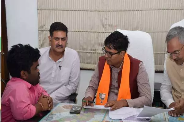 Chhattisgarh News: भाजपा के सहयोग केंद्र में पहुंचे वित्‍त मंत्री चौधरी: आवेदनों व समस्याओं का किया त्वरित निराकरण