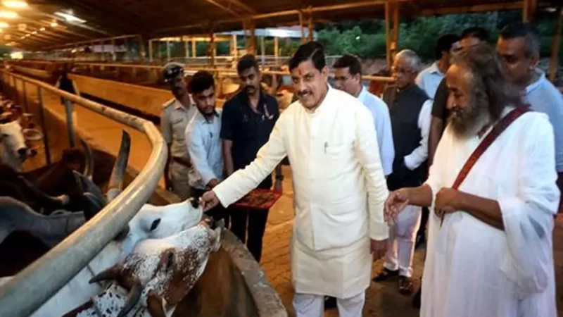 MP News: मुख्यमंत्री डॉ. मोहन यादव ने आध्यात्मिक और योग गुरु रविशंकर से लिया आशीर्वाद