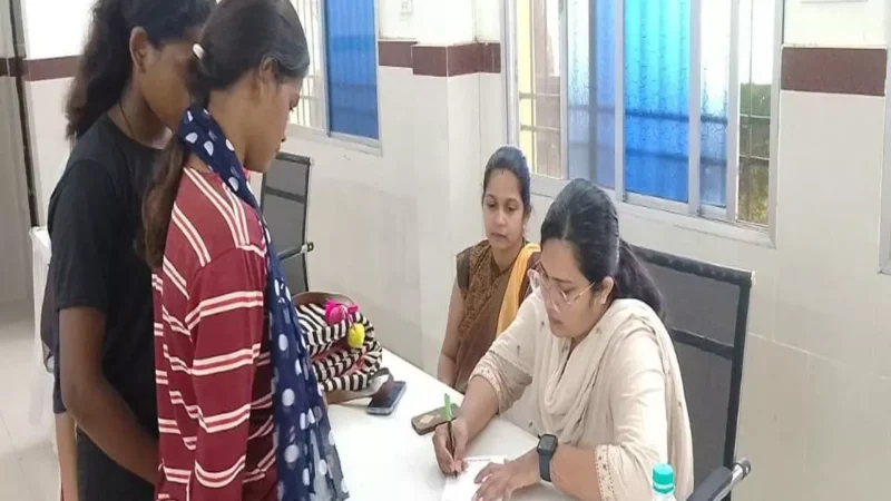 Kawardha News: कबीरधाम जिले के वनांचल क्षेत्रों में मेगा स्वास्थ्य शिविर: उपमुख्यमंत्री  विजय शर्मा के निर्देशानुसार सैकड़ों लोगों को मिला स्वास्थ्य लाभ