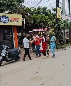 Bilaspur News: Video-चार बच्चों के बाप ने कुंवारा बताकर बनाई गर्लफ्रेंड, फिर किया यौन शोषण, सच्चाई पता चलने पर बीच सड़क पर प्रेमी की पिटाई