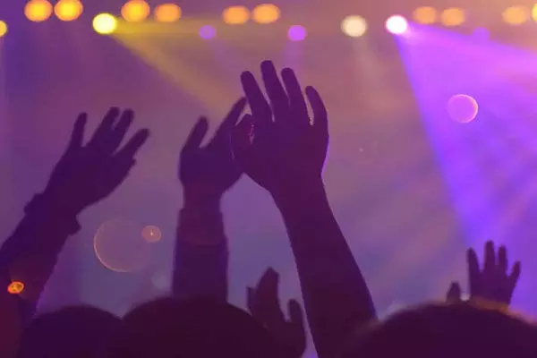 Noida Rave Party News: महंगी शराब, हुक्का, ड्रग… हाई प्रोफाइल सोसायटी में चल रही थी रेव पार्टी, इस हाल में पकड़े गए 35 छात्र – छात्राएं