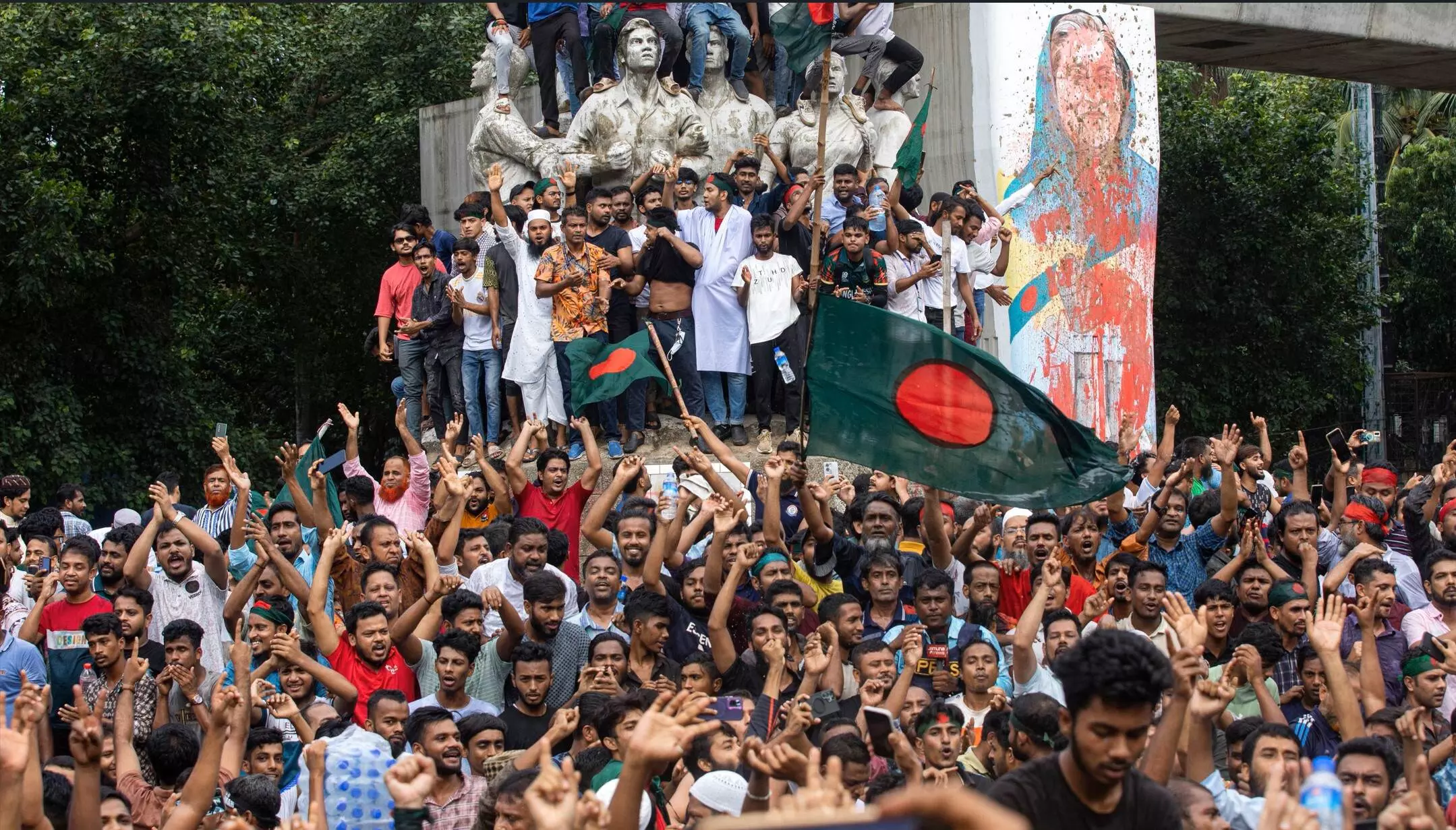Bangladesh News Updates: बांग्लादेश में फिर भड़की हिंसा, प्रदर्शनकारियों के दबाव में चीफ जस्टिस ने दिया इस्तीफा