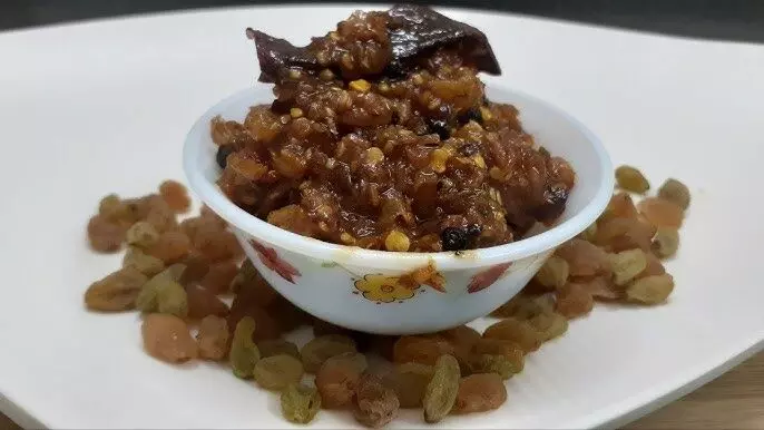 Sweet n Tangy Raisin Chutney Recipe: समोसा हो या कचौड़ी, हर स्नैक्स का बढ़िया साथ देगी किशमिश की खट्टी-मीठी-तीखी चटनी, पढ़िए रेसिपी…