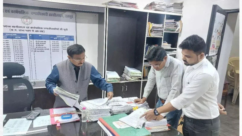 CG: एसडीएम, तहसीलदार को नोटिस, संभागायुक्त कावरे अचानक पहुंचे कार्यालय, नाम-पद वाली पट्टिकायें लगाने के भी निर्देश