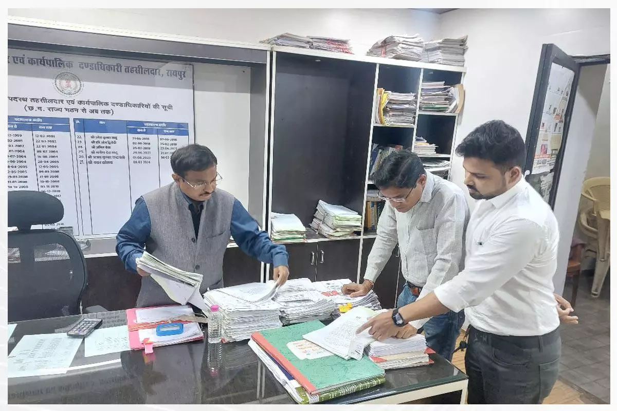 CG: एसडीएम, तहसीलदार को नोटिस, संभागायुक्त कावरे अचानक पहुंचे कार्यालय, नाम-पद वाली पट्टिकायें लगाने के भी निर्देश