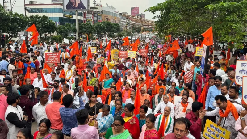 10,000 से अधिक लोगों की आक्रोश रैली, बांग्लादेश में हिंदुओं पर अत्याचार को लेकर सर्व सनातन समाज ने दिखाई ताकत, राज्यपाल को सौंपा ज्ञापन