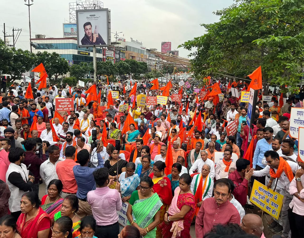 10,000 से अधिक लोगों की आक्रोश रैली, बांग्लादेश में हिंदुओं पर अत्याचार को लेकर सर्व सनातन समाज ने दिखाई ताकत, राज्यपाल को सौंपा ज्ञापन