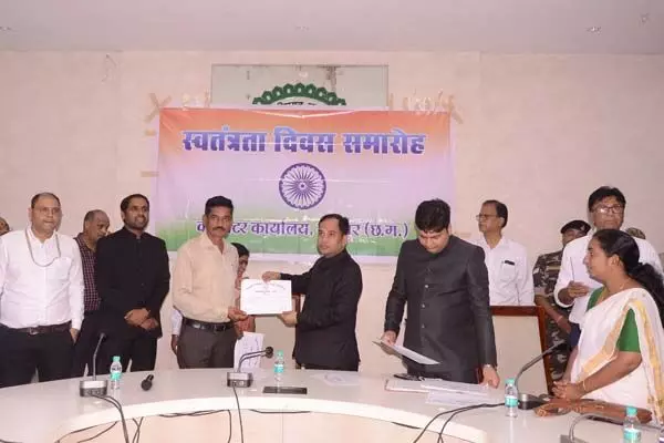 Independence Day: कलेक्टर डॉ. गौरव सिंह ने उत्कृष्ट कार्य करने वाले अधिकारी व कर्मचारी सम्मानित