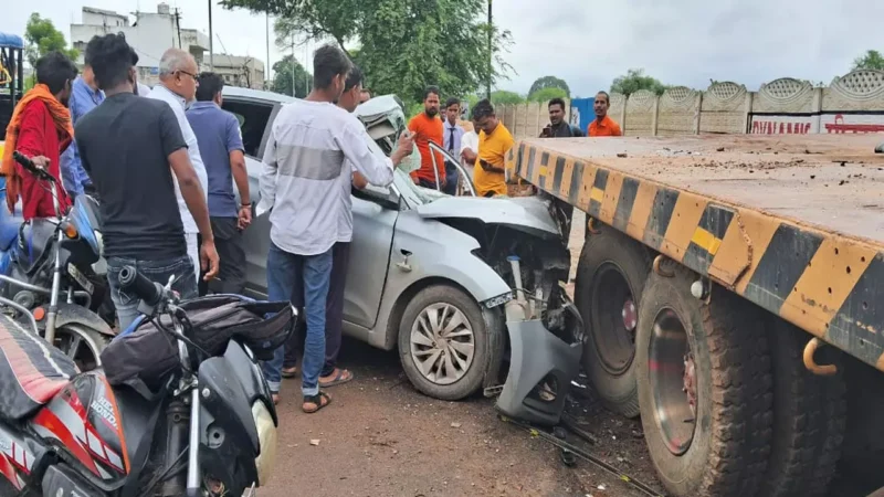 Bilaspur Accident News: मां और दो बेटी की मौत, होटल से खाना खाकर लौट रहा था परिवार, खड़ी ट्रेलर में जा घुसी कार, तीन की गई जान