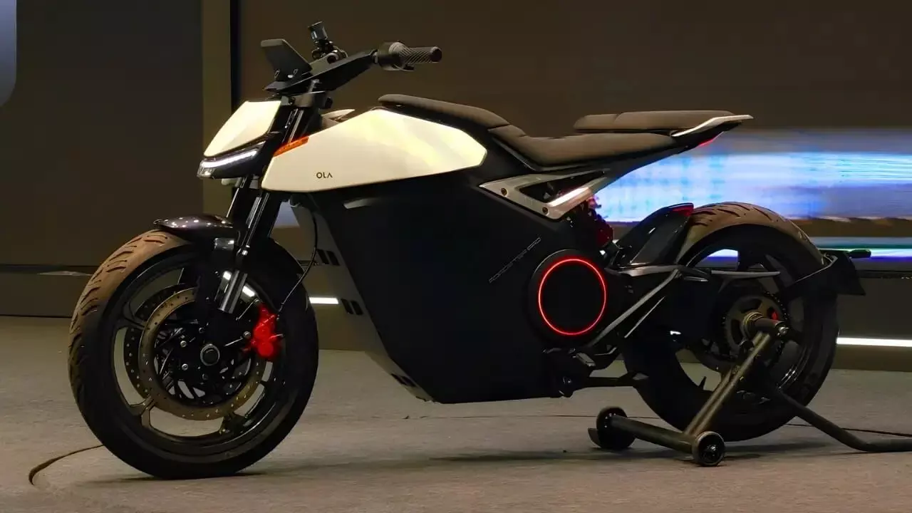 Ola Roadster Motorcycle Series: ओला ने लॉन्च की अपनी पहली इलेक्ट्रिक मोटरसाइकिल सीरीज 'रोडस्टर', शानदार फीचर्स के साथ 579 किमी की रेंज, जानिए कीमत…