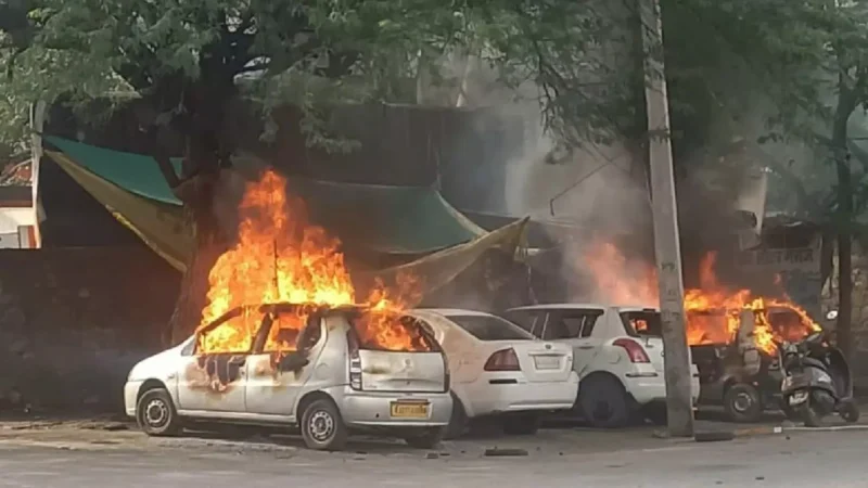 Udaipur Violence News: उदयपुर के स्कूल में चाकूबाजी के बाद भड़की हिंसा, गाड़ियों में लगाई आग, धारा-144 लागू