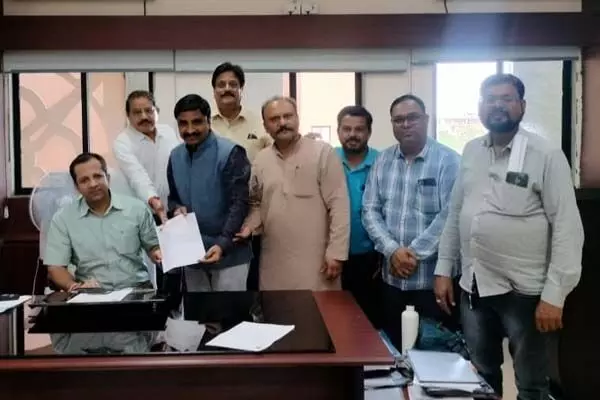 Chhattisgarh News: फेडरेशन ने पूछा: युक्तियुक्तकरण करके से क्यों गिराया जा रहा है शिक्षा के स्तर, शिक्षा सचिव और डीपीआई को सौंपा ज्ञापन