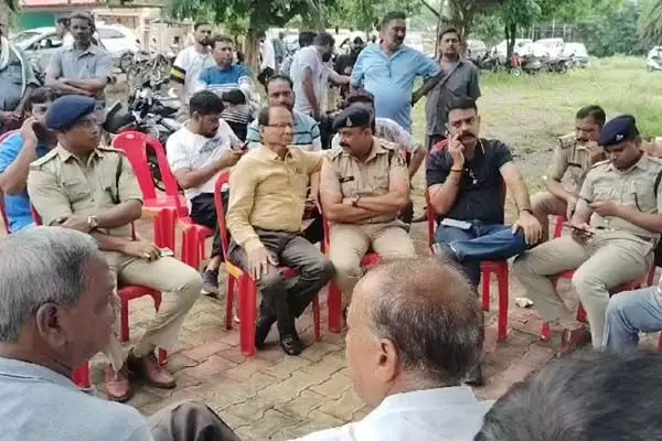 Durg news: बलौदाबाजार हिंसा मामले में देवेंद्र यादव से पूछताछ के लिए भिलाई पहुंची पुलिस, समर्थकों ने पुलिस को अंदर जाने से रोका