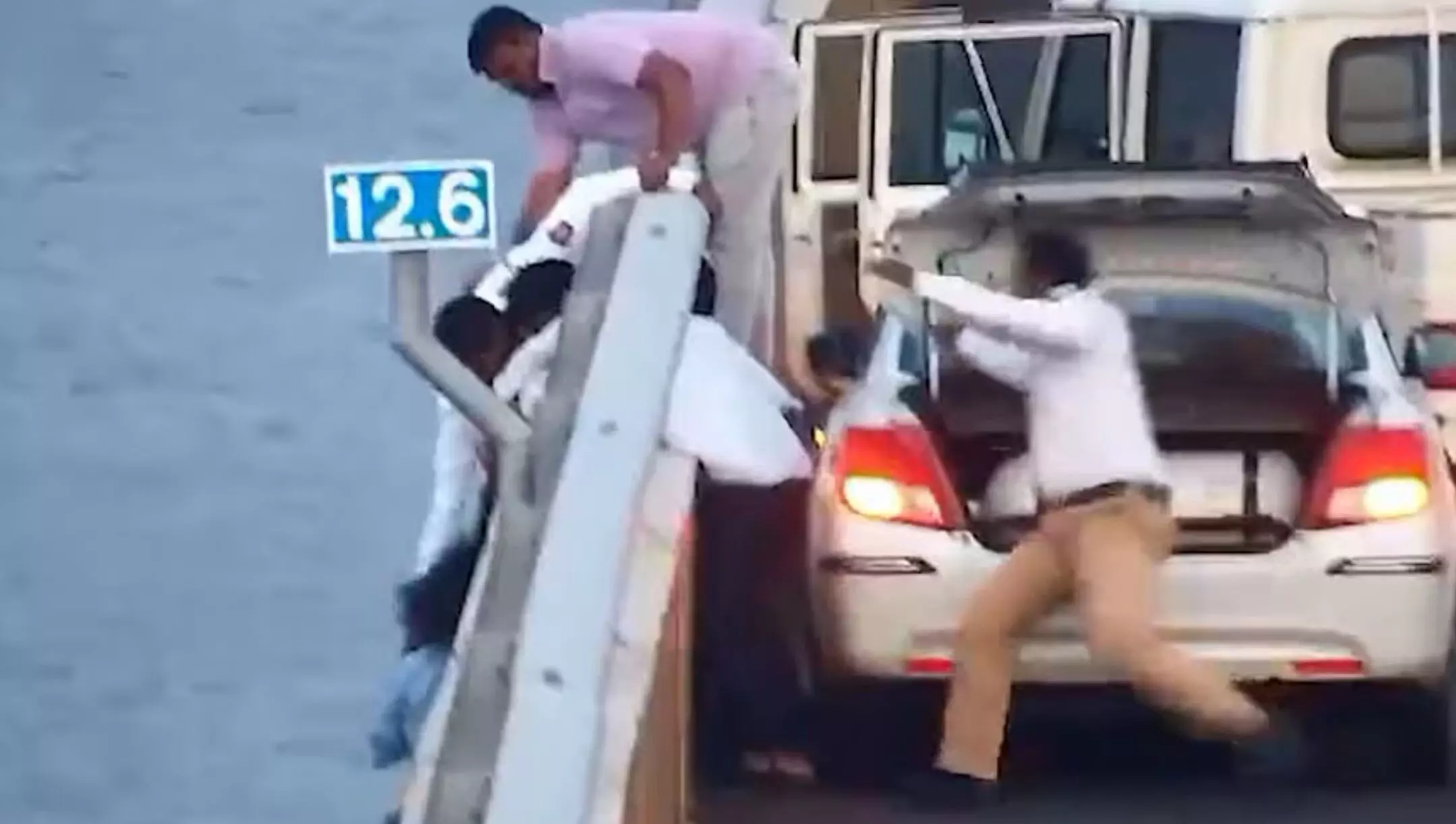 Mumbai Video: महिला ने की अटल सेतु से कूदने की कोशिश की, ड्राइवर और पुलिस ने बचाया, वायरल हुआ वीडियो, यहां देखें