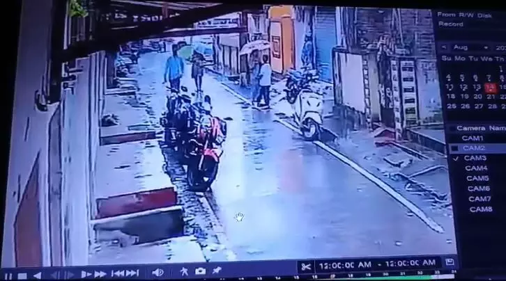 GPM News: कुत्ते को लाठी से पीट-पीटकर मार डाला, कैमरे में कैद हुई घटना…