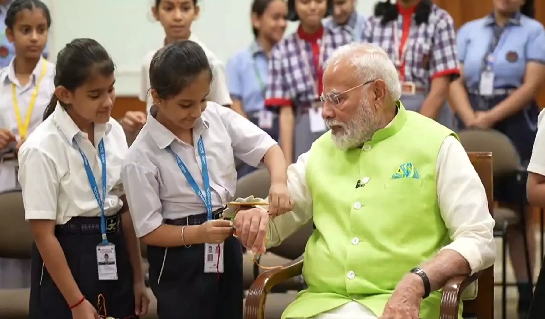 Raksha Bandhan 2024: प्रधानमंत्री नरेंद्र मोदी ने मनाया रक्षाबंधन, स्कूली बच्चों से बंधवाई राखी, देखें वीडियो