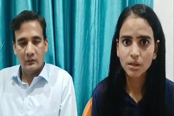 Bihar News: डिप्टी कमिश्नर ने भतीजी से की शादी, बचपन से ही चल रहा था अफेयर, लड़की बोली- चाचा से प्यार करती हूँ…
