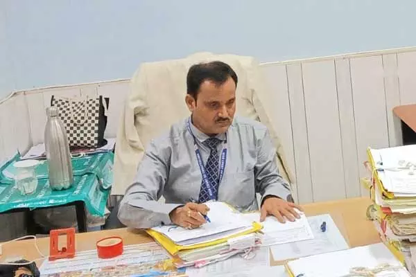 Bilaspur High Court: ..तो नेशनल हाईवे पर बैठ कर काम करूंगा, कुछ हुआ तो…: कर्मचरी नेता ने चीफ जस्टिस, रजिस्ट्रार जनरल और एसपी को लिखा पत्र, जानिये क्या है मामला