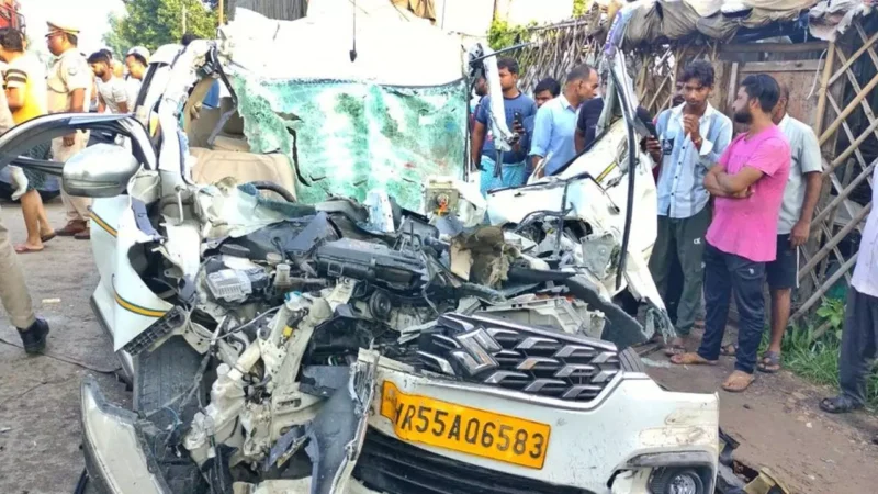 Accident News: नीद की एक झपकी और उजड़ गया परिवार…ट्रक में घुसी कार, 4 की मौत, 3 घायल