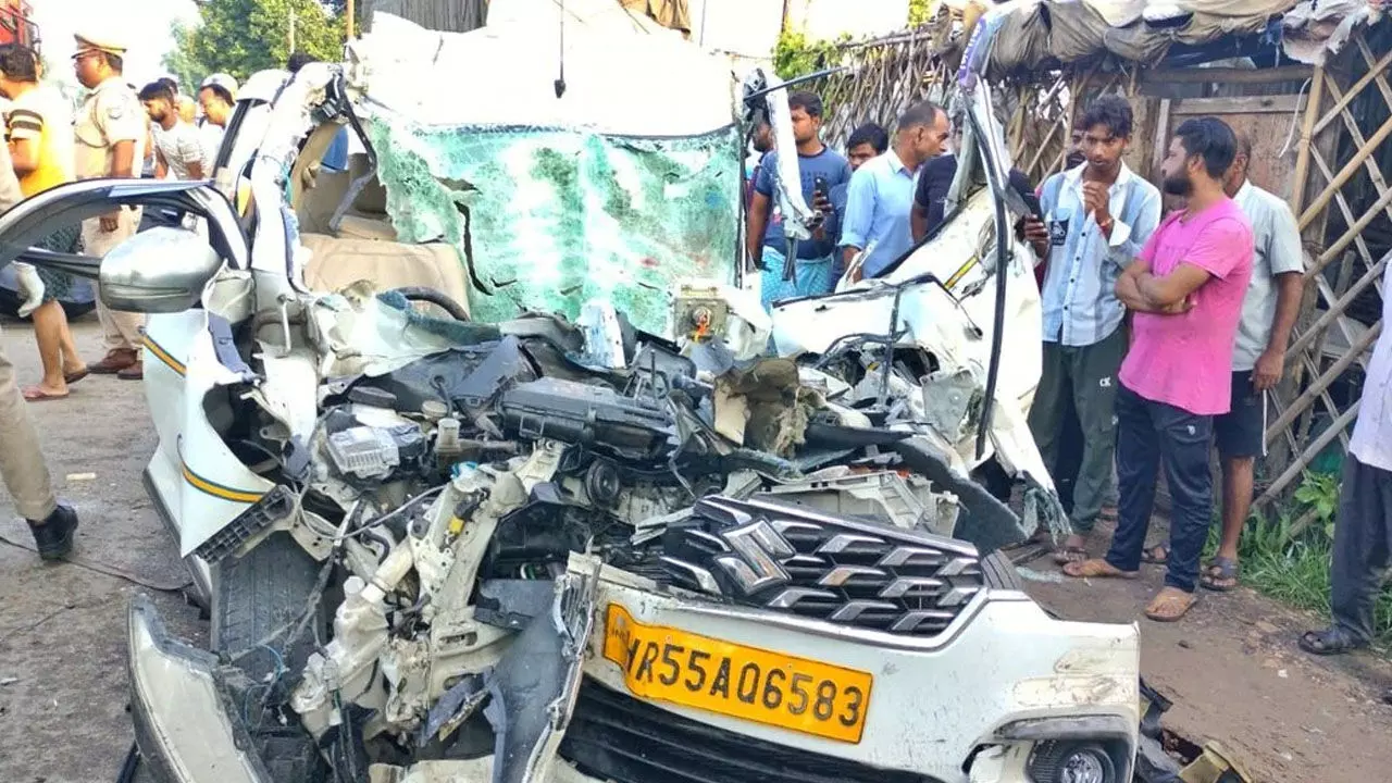Accident News: नीद की एक झपकी और उजड़ गया परिवार…ट्रक में घुसी कार, 4 की मौत, 3 घायल