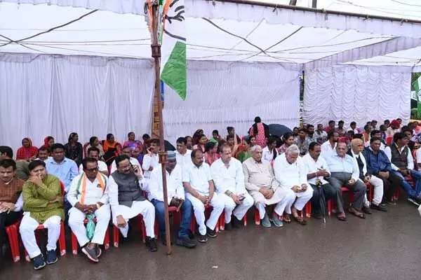 Chhattisgarh News: कांग्रेस का रायपुर में ED कार्यालय के बाहर प्रदर्शन: बारिश के बीच भीड़ और बड़े नेता गायब, देखें वीडियो