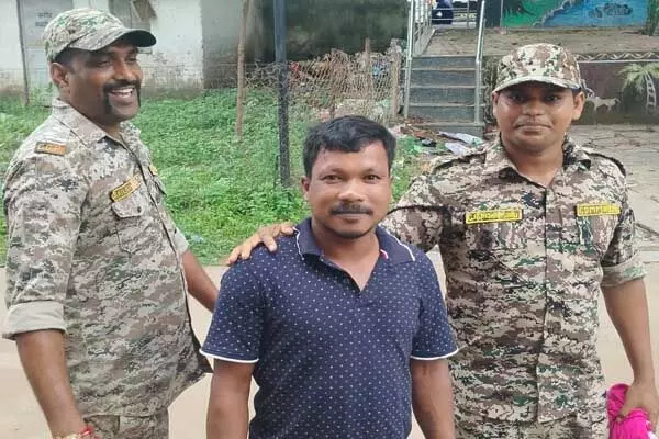 Chhattisgarh News: 5 लाख के इनामी नक्सली एरिया कमांडर ने किया सरेंडर: कहा-सरकार की पुनर्वास नीति से है प्रभावित