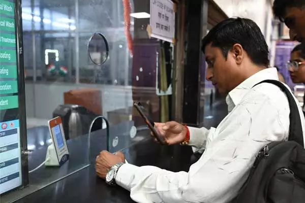 Digital india: रेलवे टिकट काउंटरों पर कैश का झंझट खत्म: क्यूआर कोड स्कैन करके ले सकते हैं टिकट