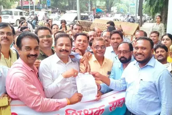 Chhattisgarh News: युक्तियुक्तकरण के खिलाफ प्रदर्शन: शिक्षकों की मांग- अतिरिक्त शिक्षक पदस्थ करने वाले अधिकारियों पर हो कार्यवाही