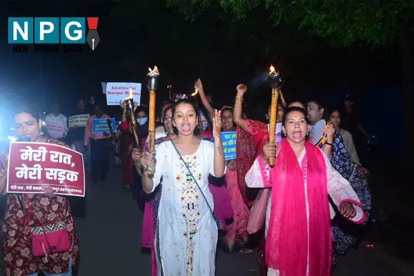 Bilaspur News: कोलकाता – रायगढ़ दुष्कर्म की घटना का विरोध: आधी रात  सड़कों पर उतरी महिलाएं, मशाल लेकर किया प्रदर्शन