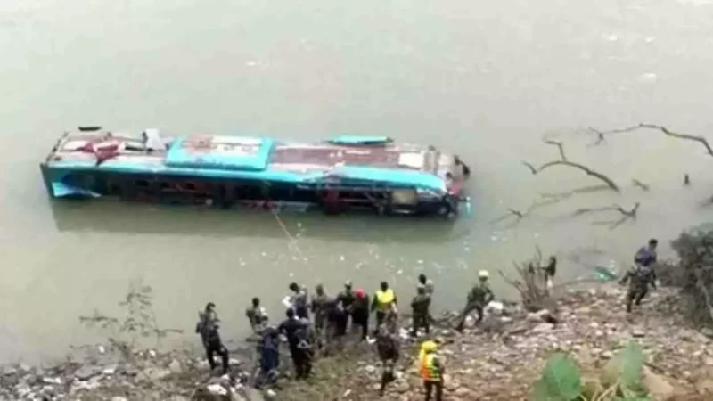 Nepal Bus Accident: नेपाल में बड़ा हादसा, 40 भारतीयों को ले जा रही बस नदी में गिरी, 14 लोगों के मरने की आशंका