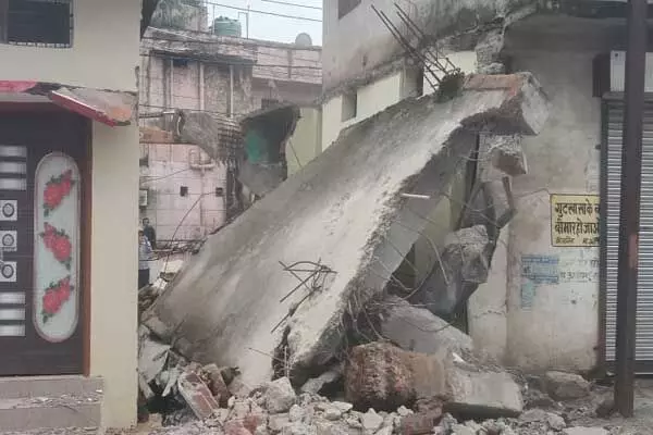 Raipur News: रायपुर में चला निगम का बुलडोजर: आयुक्‍त के निर्देश पर तोड़ा गया अवैध निर्माण