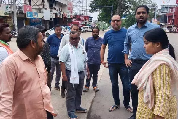 Raipur News: VIP रोड सौंदर्यीकरण का आयुक्‍त ने किया निरीक्षण: आवारा मवेशियों की धरपकड़ निरंतर करने के दिए निर्देश