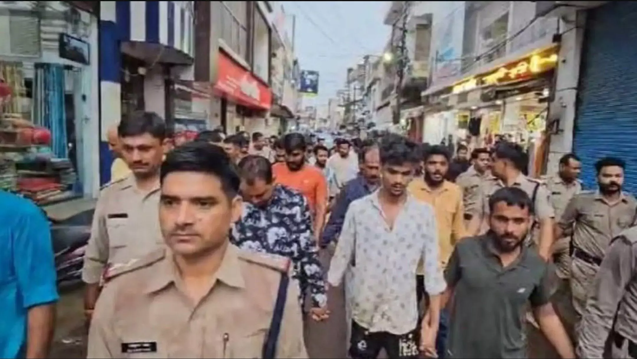 Chhatarpur News: छतरपुर में आरोपियों का निकाला गया जुलूस, पत्थर चलाने वालों की पुलिस ने परेड कराई