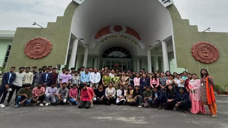 Chhattisgarh Vidhan Sabha: कला एवं मानविकी संकाय के विद्यार्थियों ने किया छत्तीसगढ़ विधानसभा का शैक्षिक भ्रमण…
