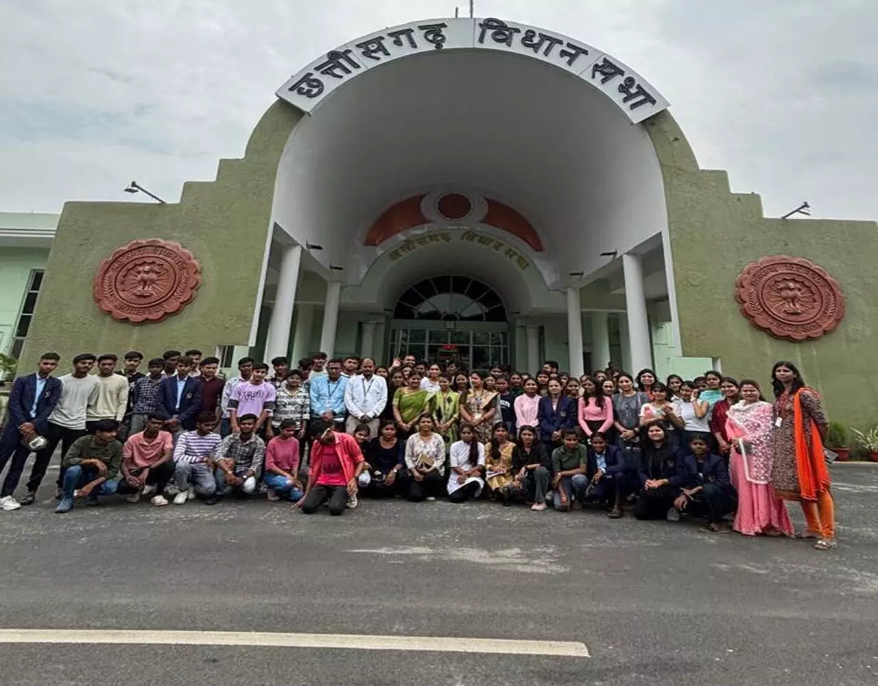 Chhattisgarh Vidhan Sabha: कला एवं मानविकी संकाय के विद्यार्थियों ने किया छत्तीसगढ़ विधानसभा का शैक्षिक भ्रमण…