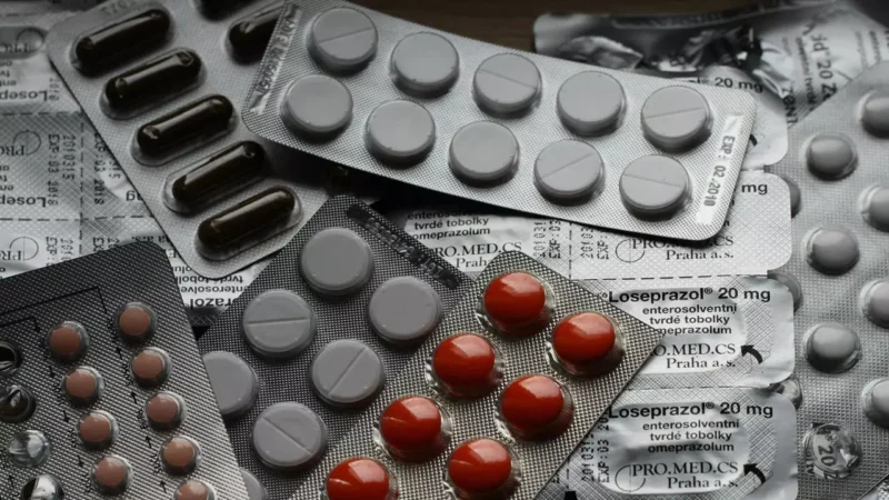 Govt Bans 156 Medicines: केंद्र सरकार ने नुकसान पहुंचाने वाली 156 दवाओं पर लगाया बैन, कहीं आप भी तो नहीं कर रहे इसका सेवन, देखिए पूरी लिस्ट