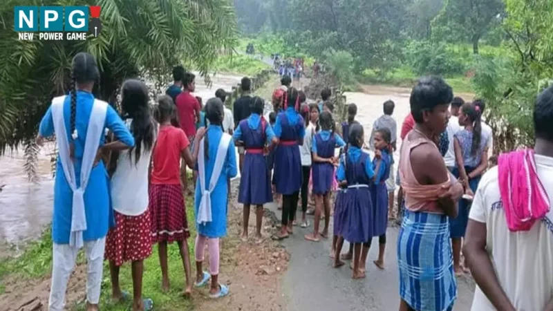 Raigarh News: नाले के ऊपर बना ब्रिज टूटा, दर्जनों गांव बन गए टापू, जान जोखिम में डाल स्कूल जानें को मजबूर बच्चे