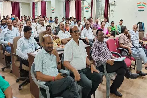 CG Education News: आओ तुम्हें चांद पर ले जाएं: SCERT में अनोखा आयोजन, अधिकारी और प्राध्यापक बने छात्र, पढ़ा यह पाठ…