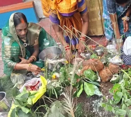 Kamarchath 2024 in Raipur : संतान की रक्षा के लिए माताओं ने की "कमरछठ पूजा"