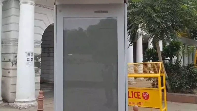 Delhi Crime News: दिल्ली कनॉट प्लेस के डिजिटल स्क्रीन पर अचानक चलने लगी अश्लील फिल्म, पब्लिक रह गई हक्का बक्का