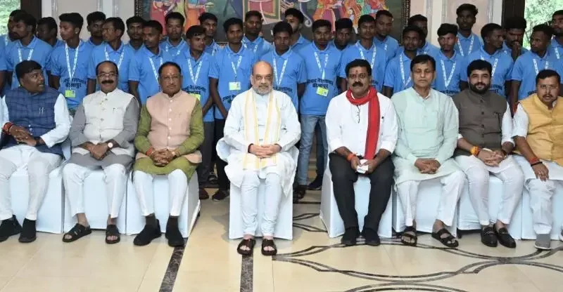 CG: नक्सल क्षेत्र के 31 युवा पहली बार पहुंचे रायपुर, गृहमंत्री अमित शाह से की मुलाकात, रोजगार के नए नए अवसर से हुए परिचित